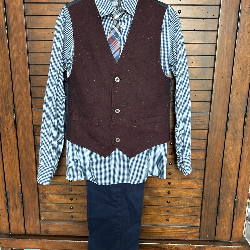 Izod Men's Burgundy Dress Vest set